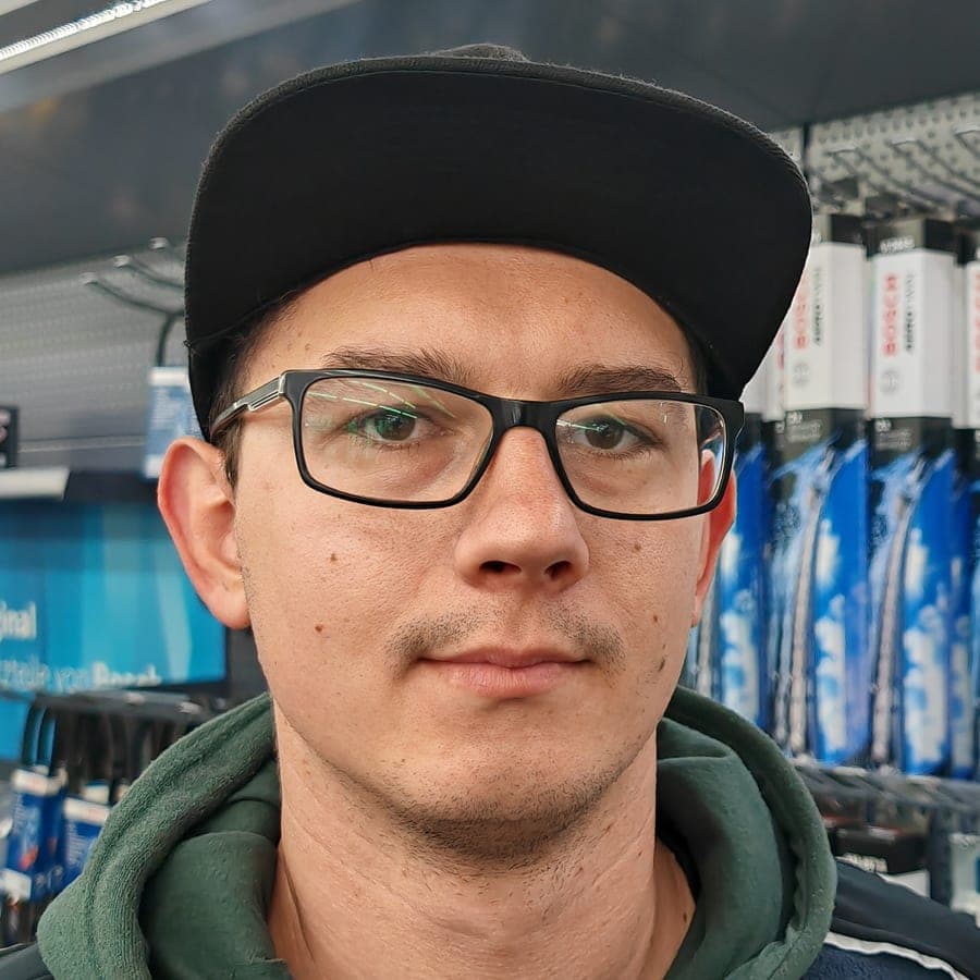 Porträt von Mike Kunze, Kfz-Geselle, Werkstatt